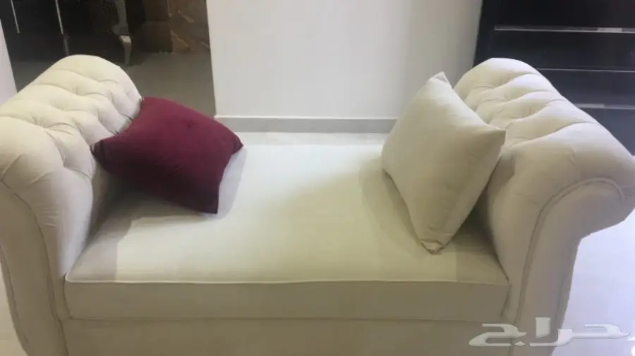 كنب جديد لون عنابي وسكري مع الخداديات  (image 1)