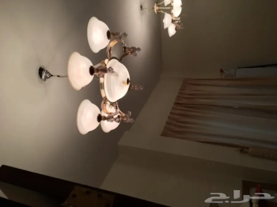 مكنبة و سراير و تليفزيون