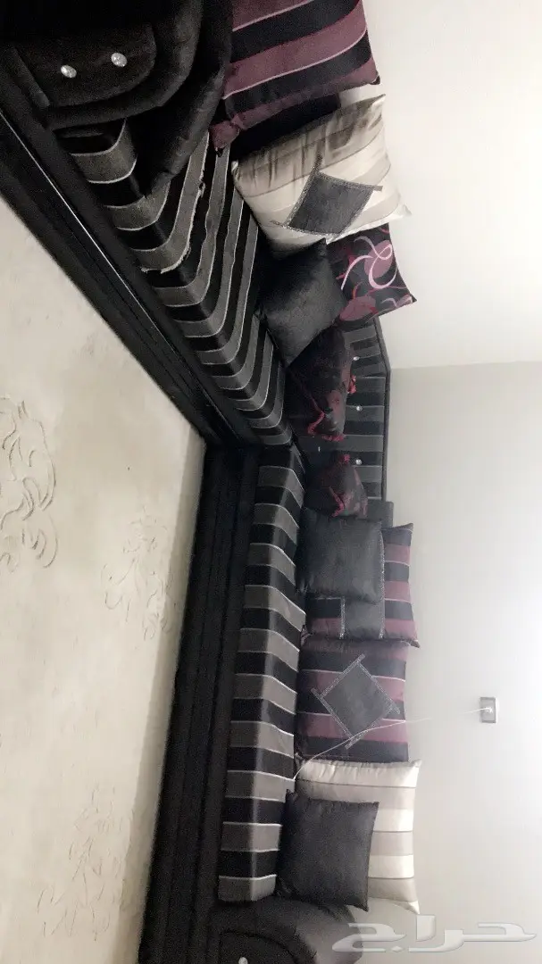 كنب وطاولة تلفزيون