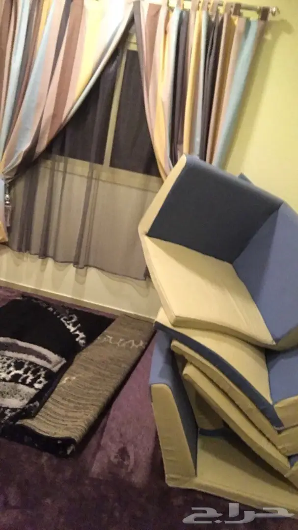 للبيع جلسة عربيه وسرير اطفال 
