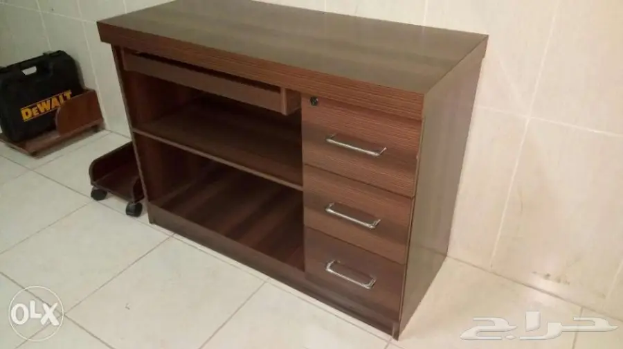طاولة تلفزيون و كومبيوتر مكتبي بحالة ممتازة 