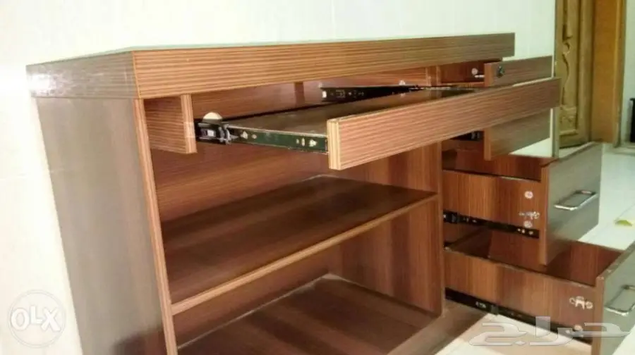 طاولة تلفزيون و كومبيوتر مكتبي بحالة ممتازة 