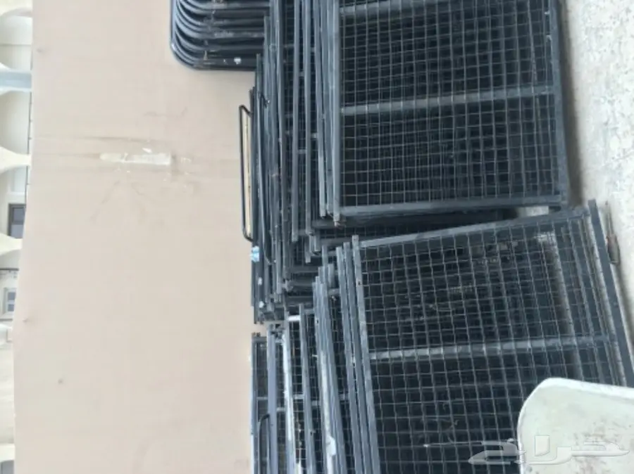 مجموعة أثاث حديد مستعملة - مثالية لسكن العمال (image 1)