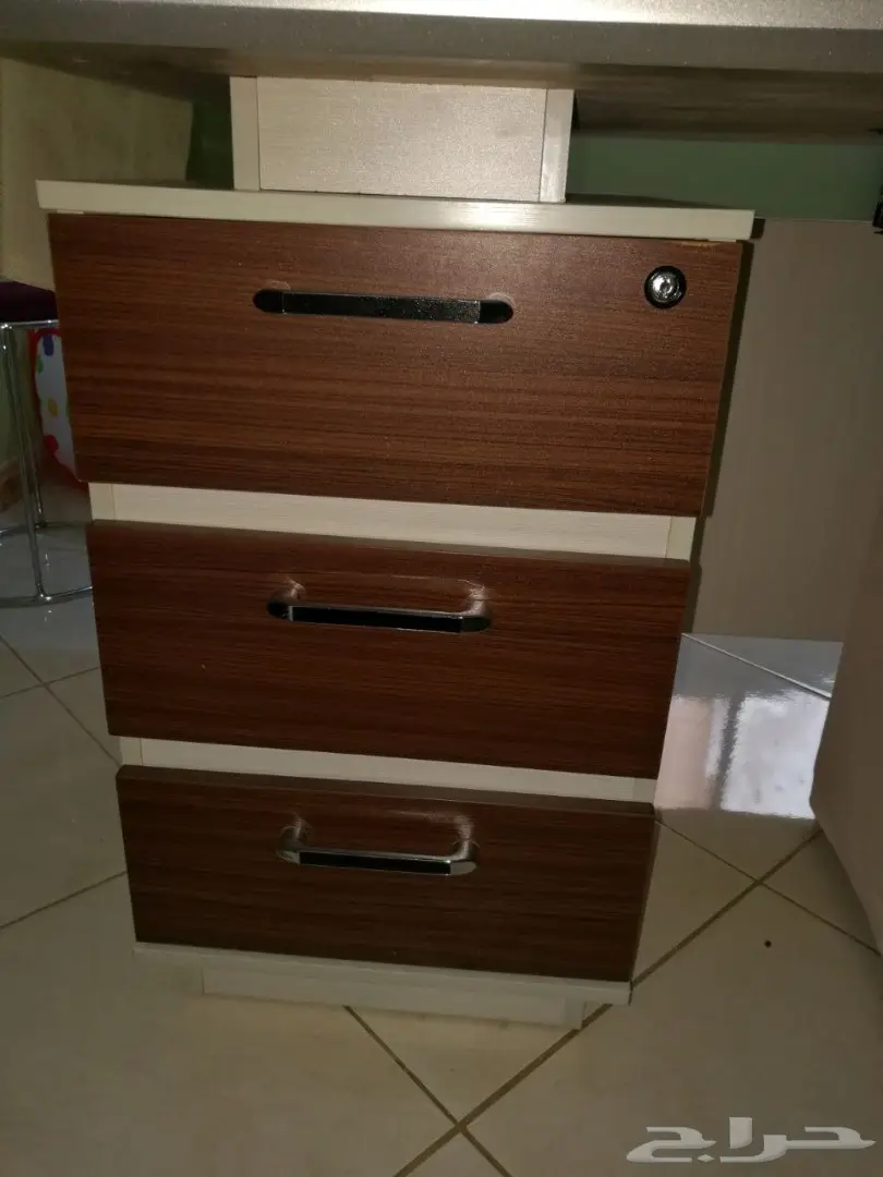 للبيع طقم مكتبي (مكتب - دولاب - كرسي) (image 4)