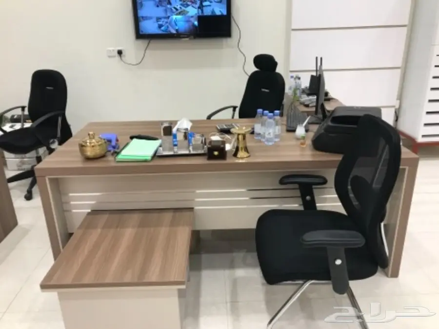 مكتب خشبي للبيع مع الكراسي (image 1)