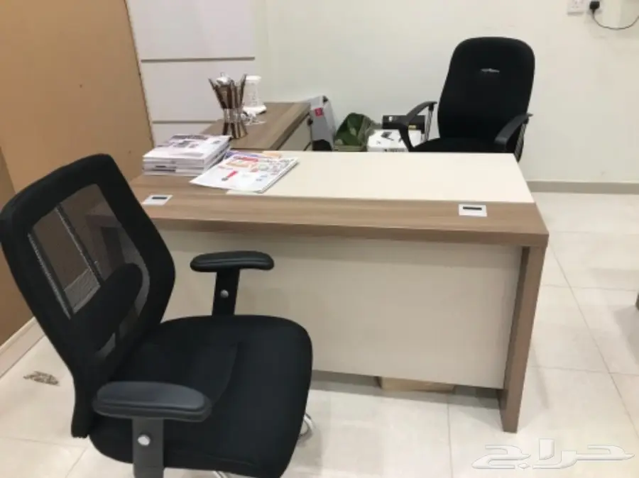 مكتب خشبي للبيع مع الكراسي (image 2)