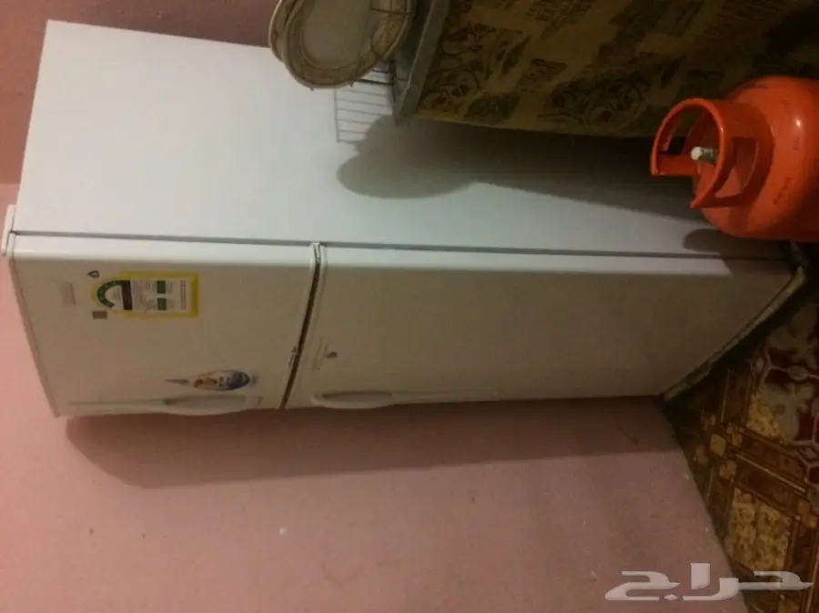 تلاجه 12قدم للبيع وامبوبة غاز ممتلئة