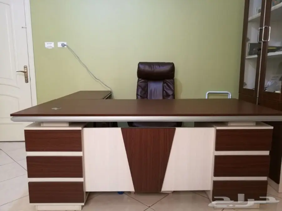 للبيع طقم مكتبي (مكتب - دولاب - كرسي)