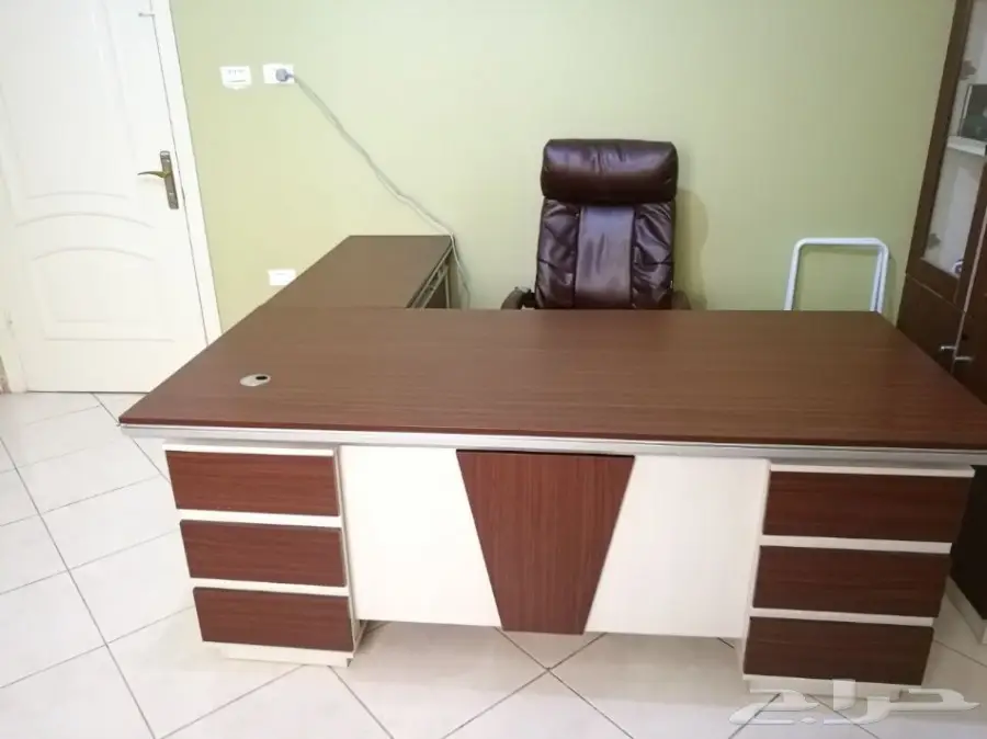 للبيع طقم مكتبي (مكتب - دولاب - كرسي) (image 1)