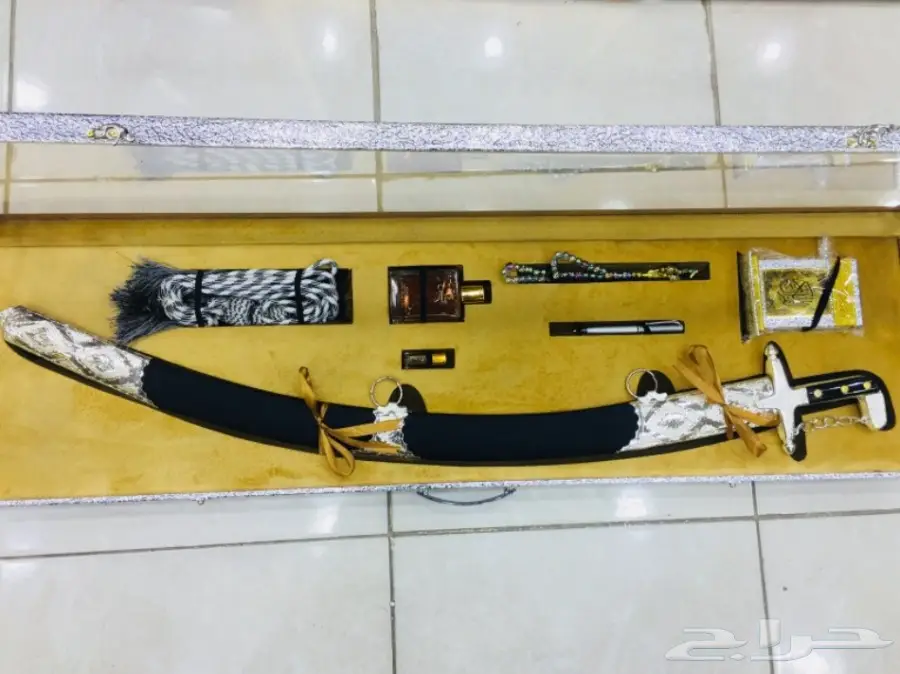 مزاد 50 د طقم هدية يجمل وقف عليك نصيبك شوف  (image 1)