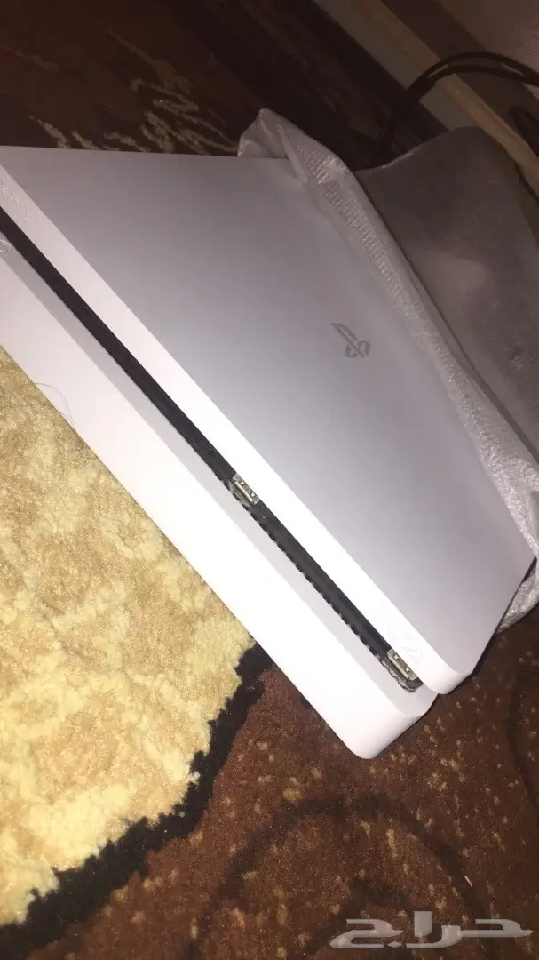 للبيع بلاستيشن 4 ابيض 