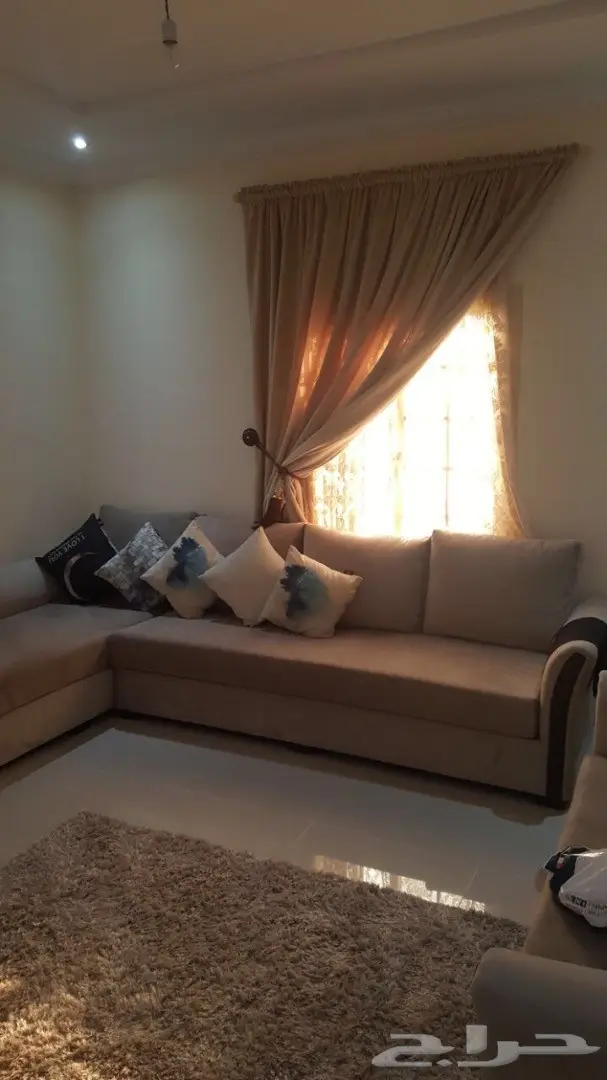كنب فاخر مع الستارة شبه جديد ونظيف