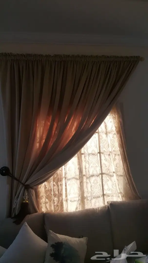 كنب فاخر مع الستارة شبه جديد ونظيف (image 2)