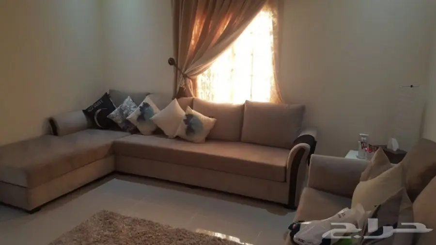 كنب فاخر مع الستارة شبه جديد ونظيف (image 1)