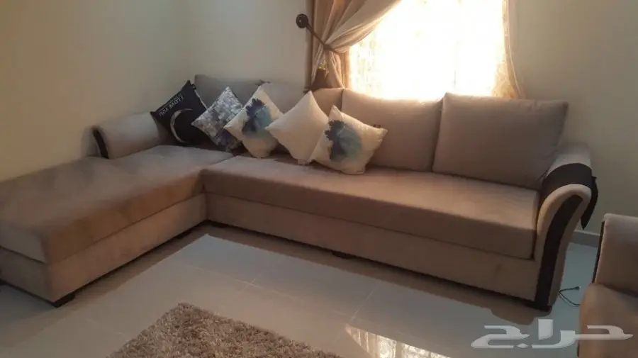 كنب فاخر مع الستارة شبه جديد ونظيف (image 3)