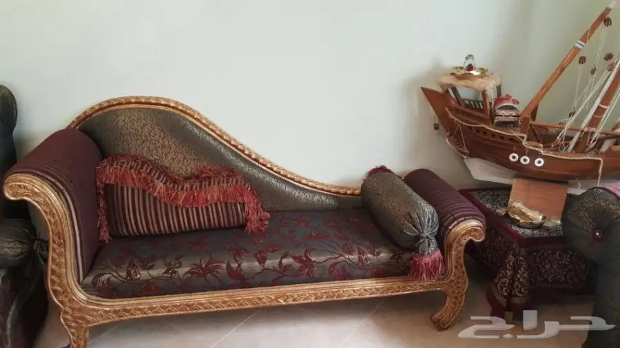 للبيع طقمين كنب شبه جديد (image 2)