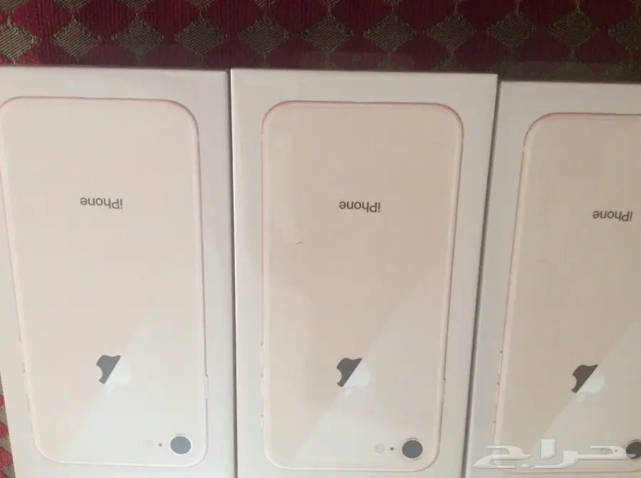 للبيع ثلاث جوالات اَي فون 8 عادي ذهبي 64 جيجا 
