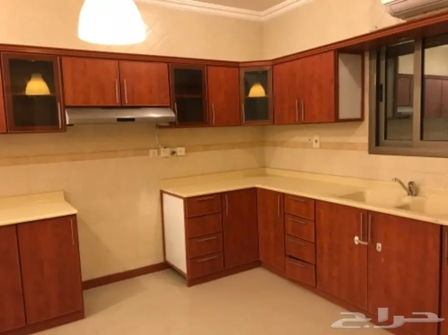 للبيع  مطبخ   3 مكيفات وندو 2 طن