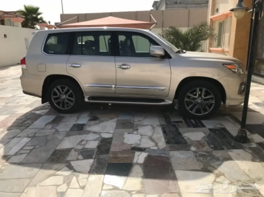 لكزس 2015 بحريني شبه جديد ماشي 55 الف 