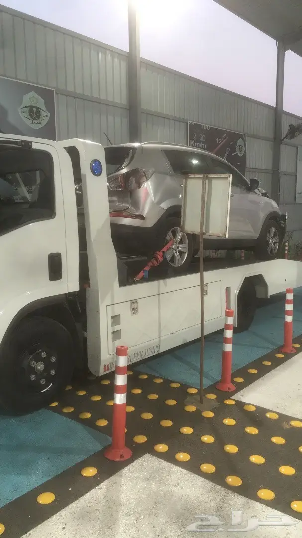 سطحه لنقل السيارات داخل وخارج جدة