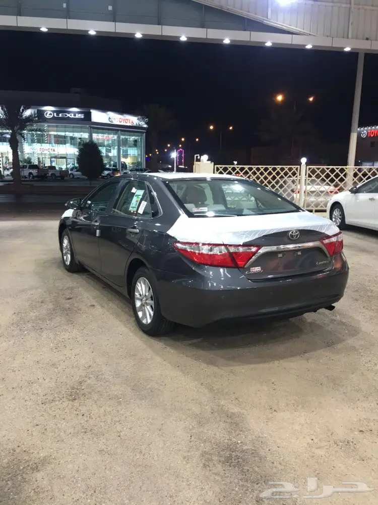 تويوتا كامري ليميتدد موديل 2017 ملون  (image 2)