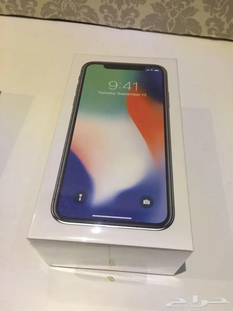 iPhone X 64GB فضي - كالجديد! (image 2)