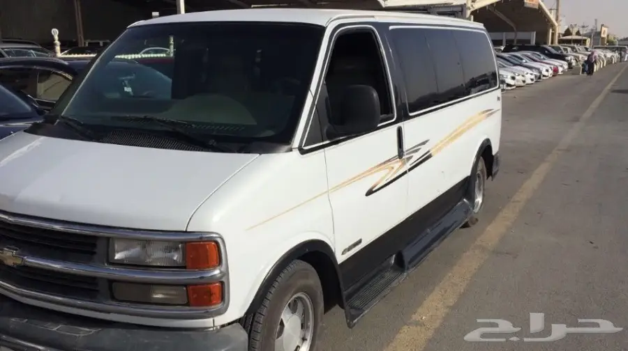 البيع فان مخزن نظيف جدا موديل 2000