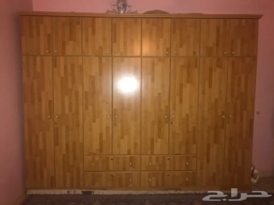 للبيع: دولاب كبير ومكتبان فاخران - بينبع