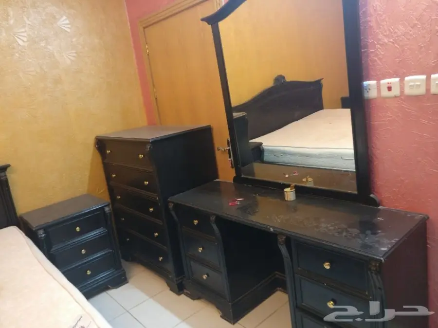 للبيع غرفةنوم كبيرةنظيفةوجلسةمجلس مع الموكيت (image 1)