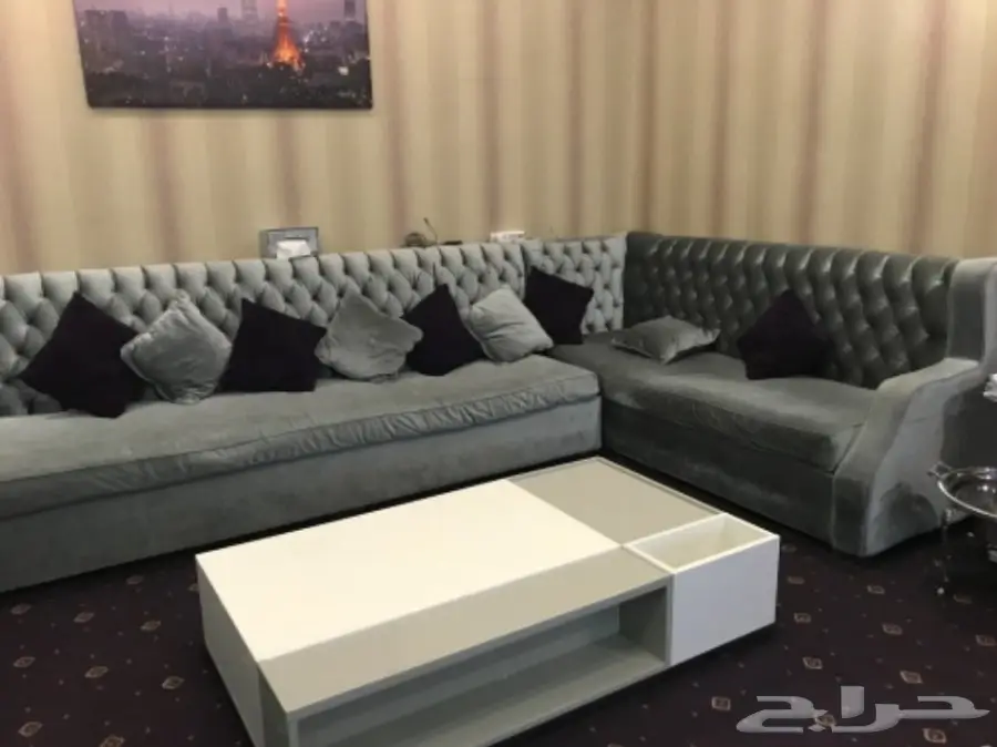 كنب رمادي مع طاوله للبيع 