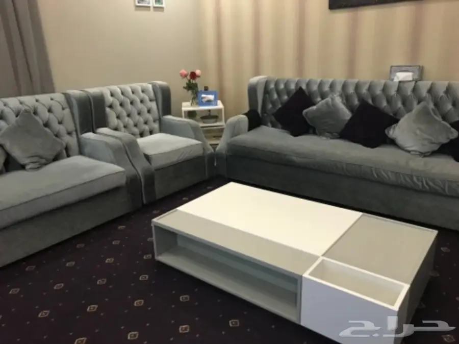 كنب رمادي مع طاوله للبيع  (image 1)