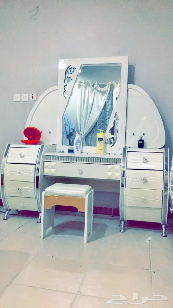 للبيع غرفة نوم  نظيفة لون لؤلؤي