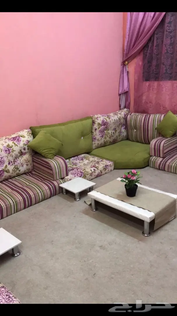 كنب أرضي فاخر مع تجهيزات مميزة! (image 1)