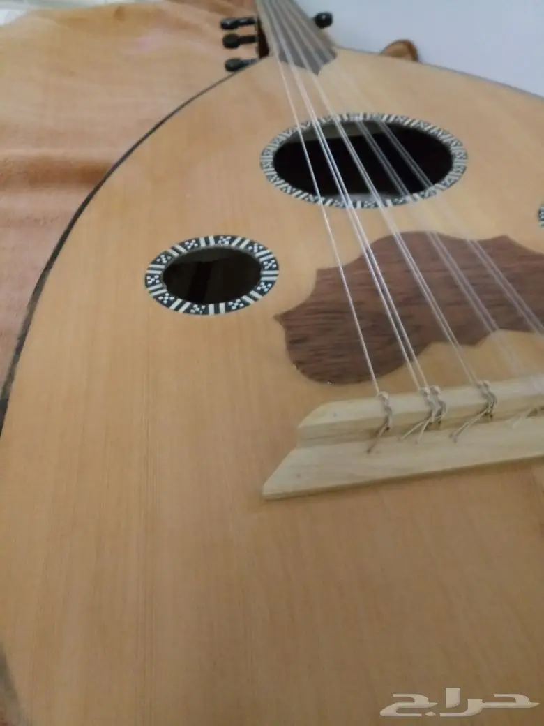 الة عود موسيقية للبيع مكة