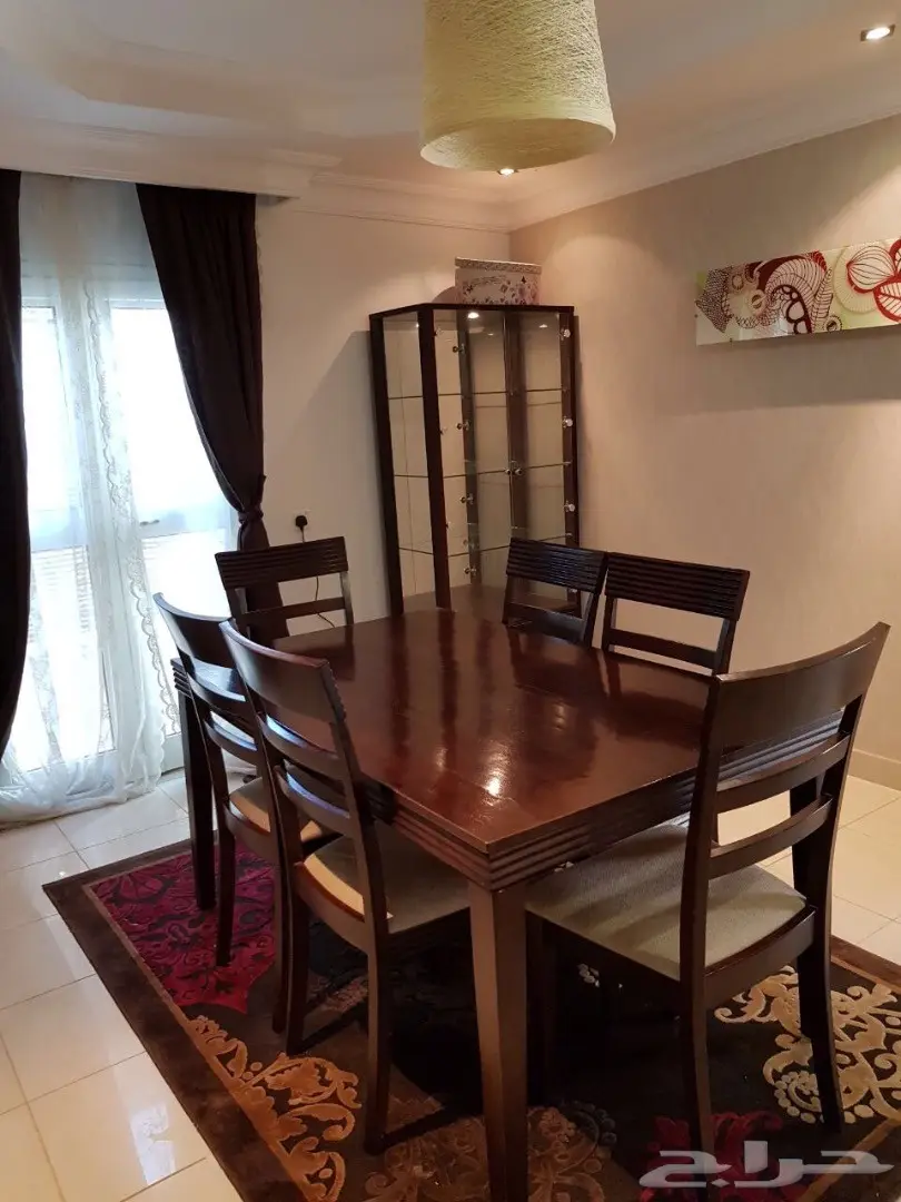 طاولة طعام مع الدولاب من هوم بلازا