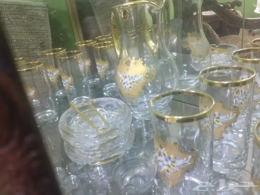 دولاب زجاجي مع طقم شاي وقهوة مذهب (image 1)