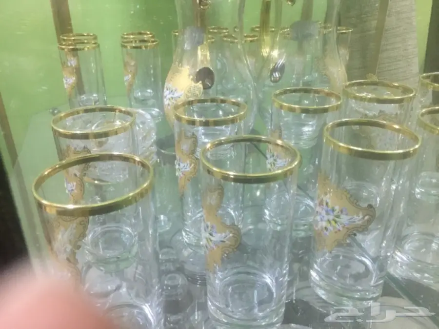 دولاب زجاجي مع طقم شاي وقهوة مذهب (image 2)