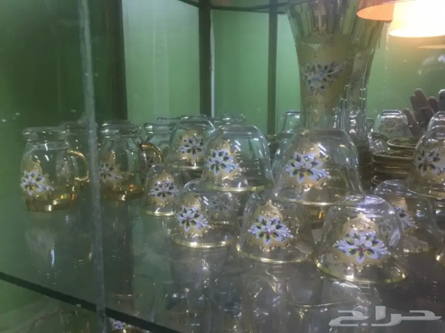 دولاب زجاجي مع طقم شاي وقهوة مذهب (image 3)