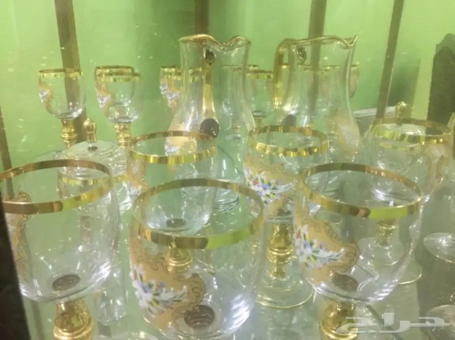 دولاب زجاجي مع طقم شاي وقهوة مذهب (image 4)