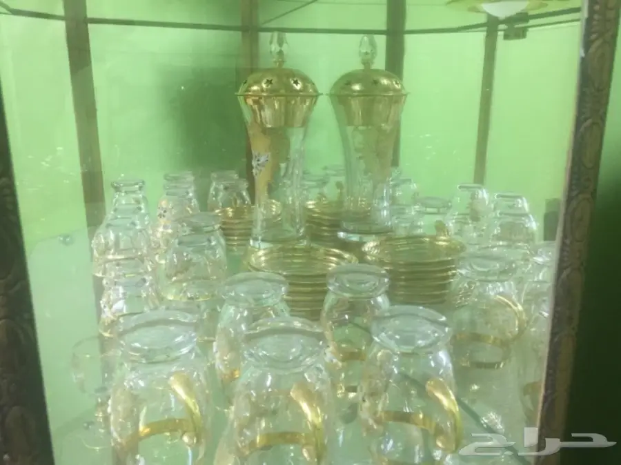 دولاب زجاجي مع طقم شاي وقهوة مذهب (image 5)