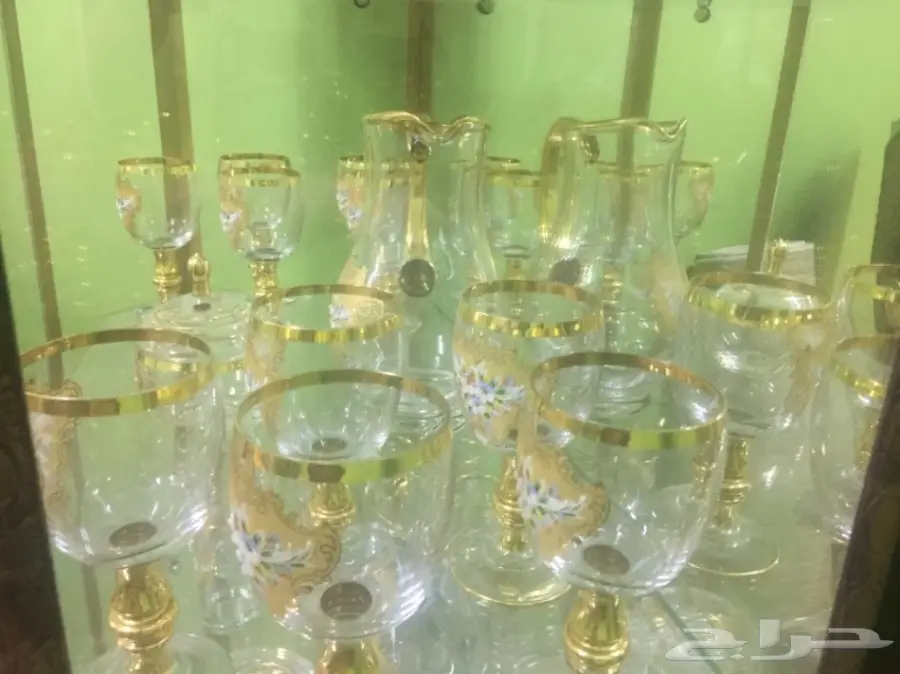 دولاب زجاجي مع طقم شاي وقهوة مذهب (image 6)