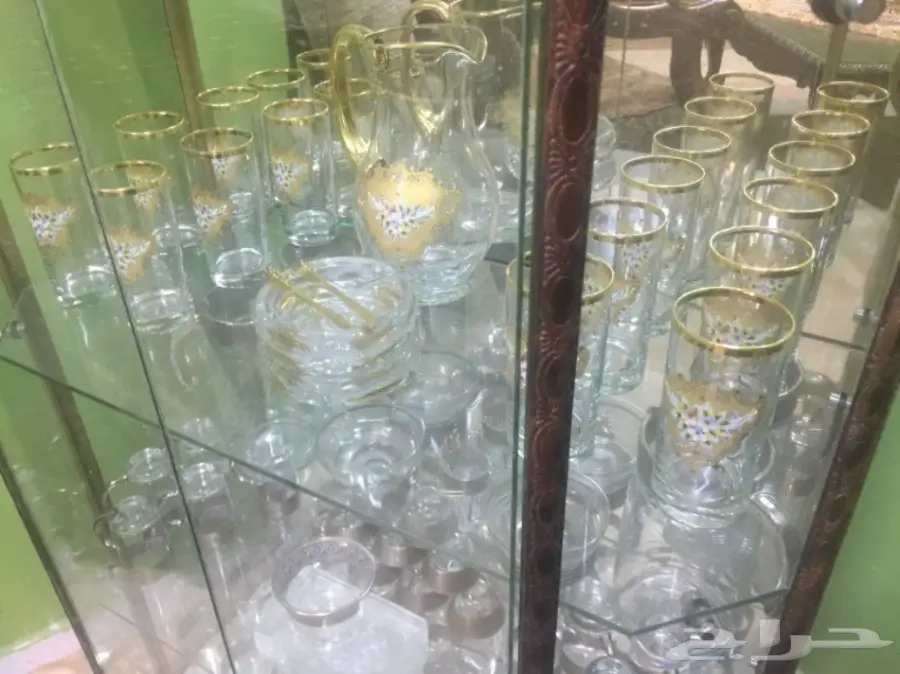 دولاب زجاجي مع طقم شاي وقهوة مذهب (image 7)