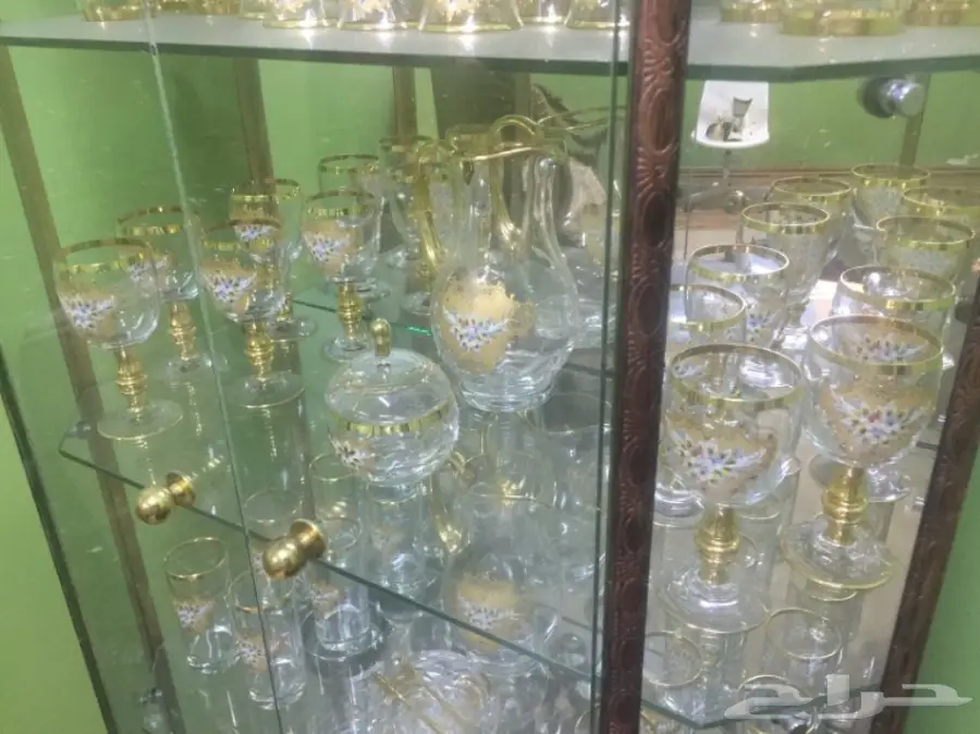 دولاب زجاجي مع طقم شاي وقهوة مذهب (image 8)