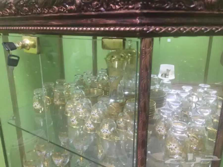 دولاب زجاجي مع طقم شاي وقهوة مذهب (image 9)