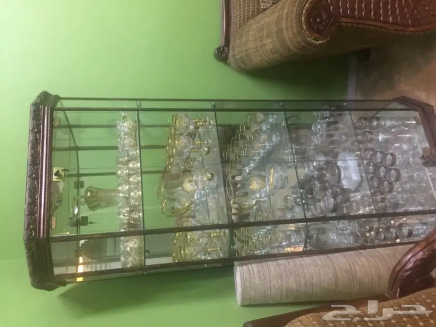 دولاب زجاجي مع طقم شاي وقهوة مذهب (image 10)