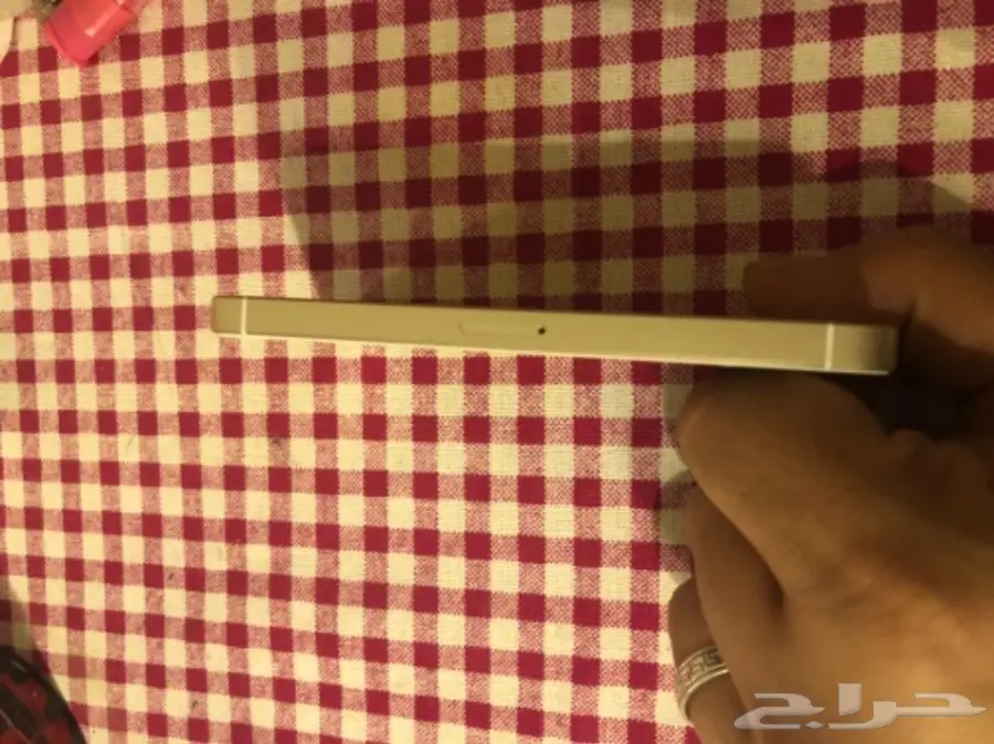 ايفون SE 64GB - مستعمل بحالة ممتازة! (image 1)