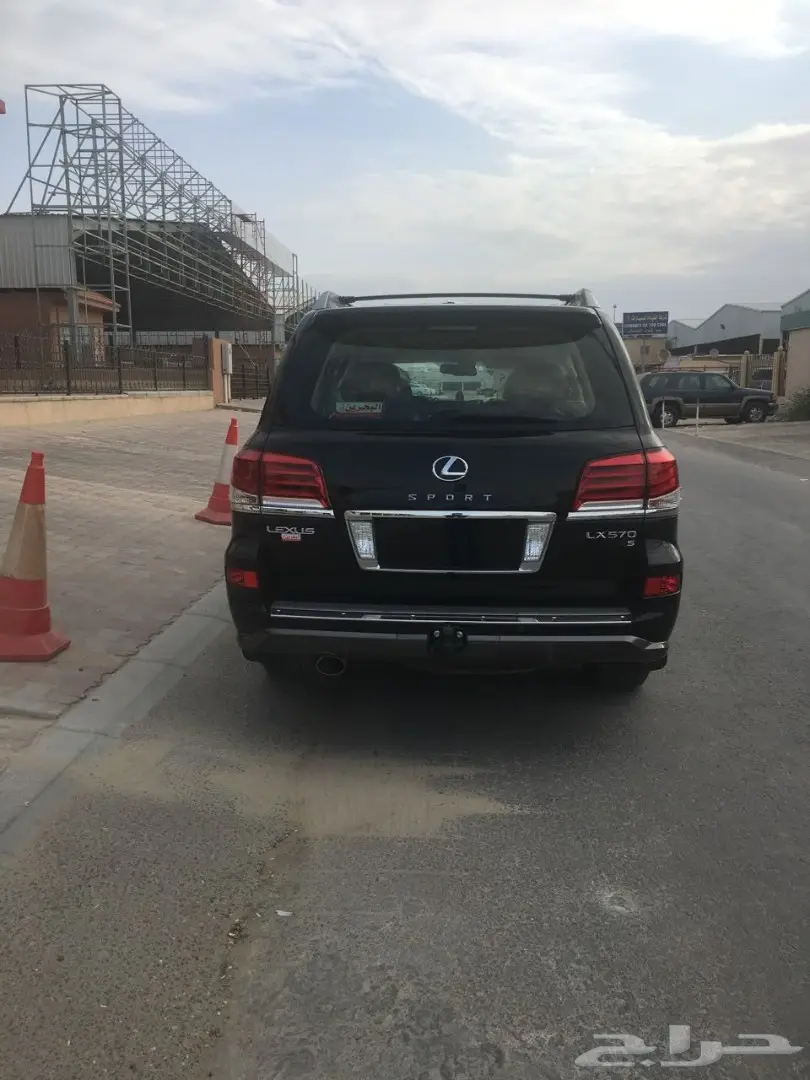  لكزس LX 570 موديل 2015 فل ماشي 1400كم  (image 10)