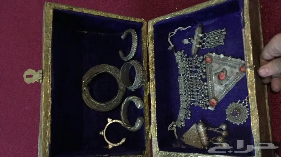 فضة قديمة تراث مع صندوق نحاس