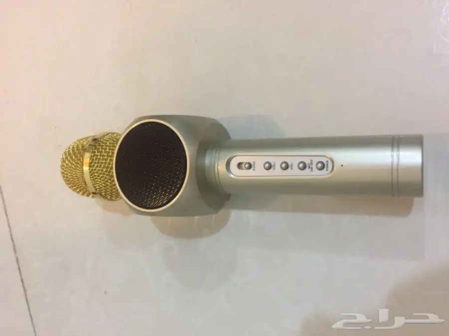 للبيع 2 مكرفون لاسلكي  2 كفر مع شاحن أيفون  