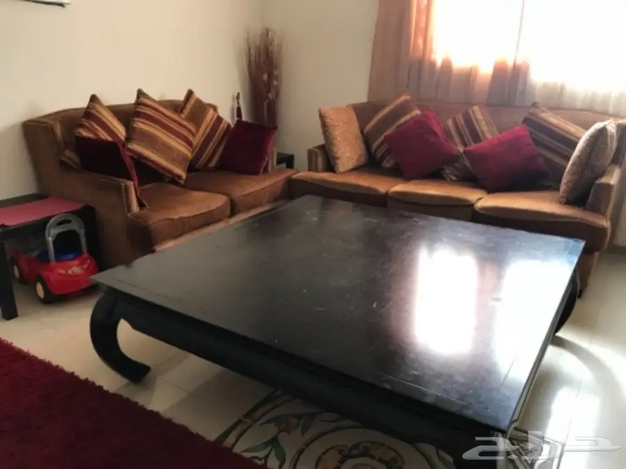 طقم كنب مع طاولة وسط